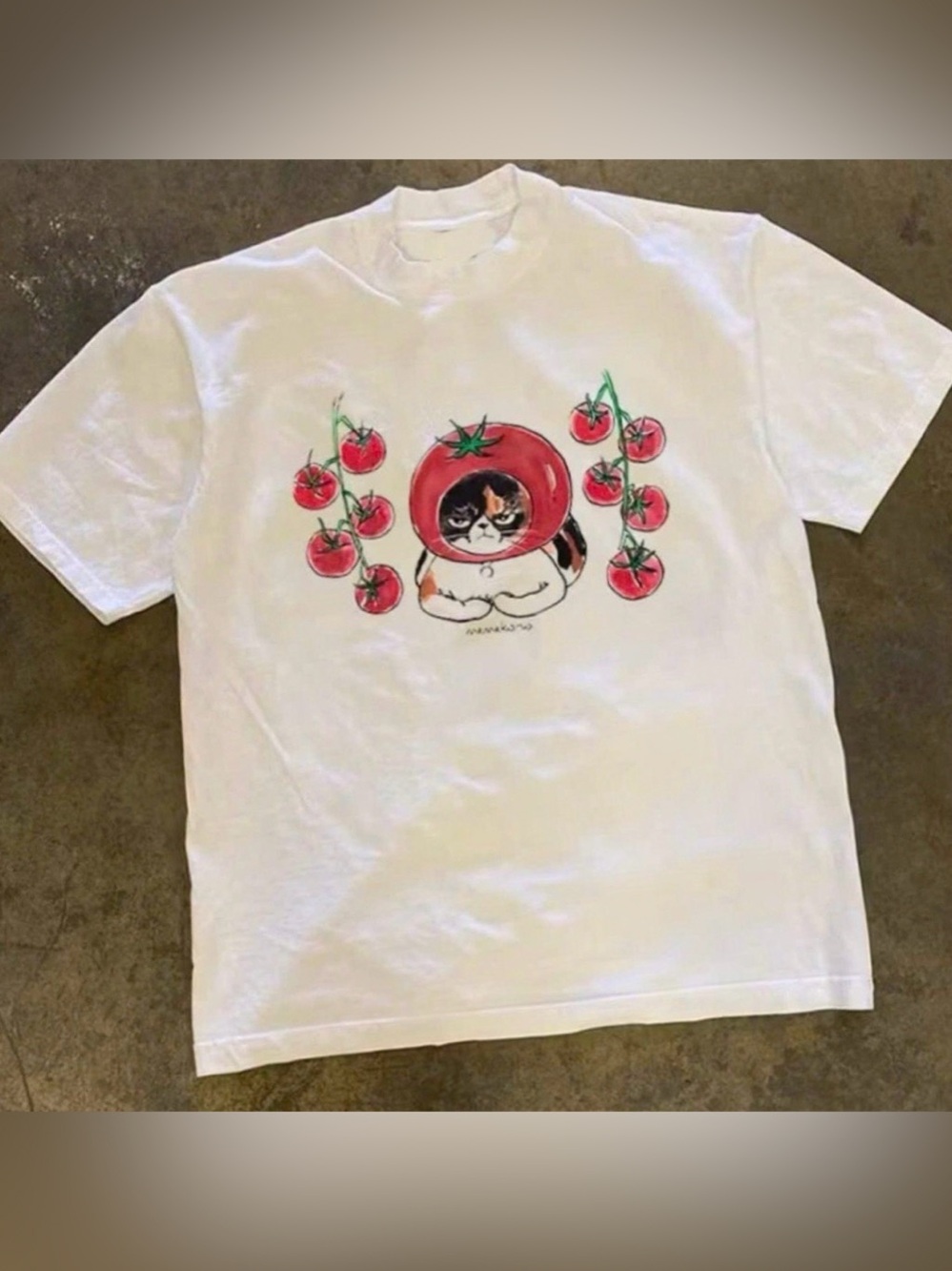 White cat tomato shirt - Gildan reprinted shirt